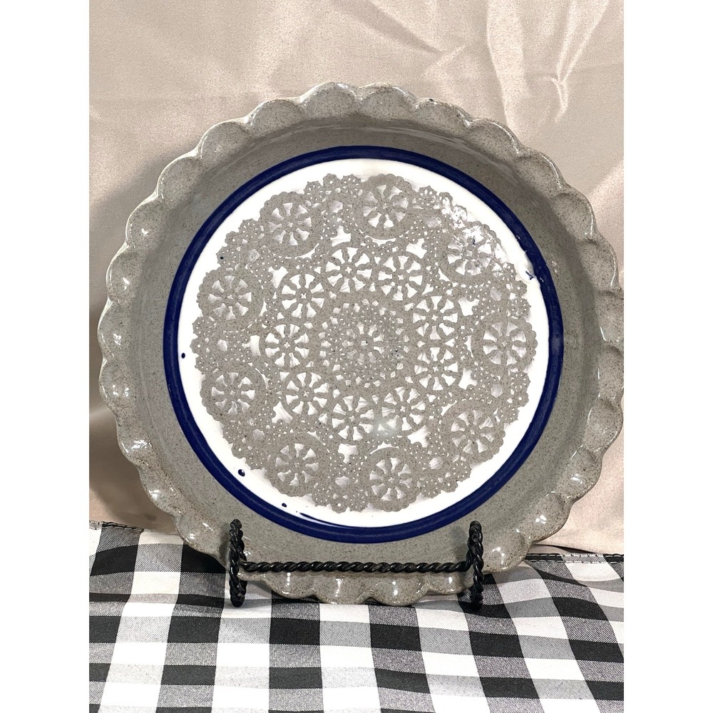 PIE DISH WITH SCALLOPED EDGES WHITE DOILY STYLE PATTERN 10 x 1.75 (2562)